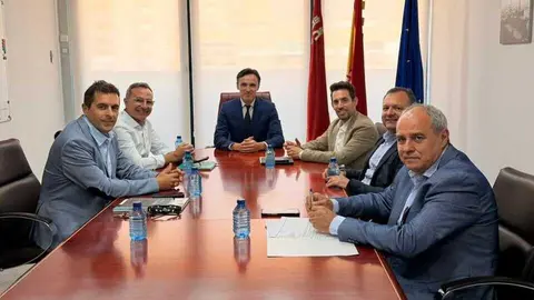 Reuni&oacute;n entre el consejero de Infraestructuras y Desarrollo Territorial, Jorge Garc&iacute;a Montoro, y el recientemente reelegido presidente de Aremur, Francisco Esp&iacute;n S&aacute;nchez. (CARM)