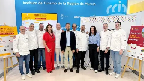 El director del Instituto de Turismo, Juan Francisco Mart&iacute;nez, con miembros de su equipo y de la Asociaci&oacute;n de Jefes de Cocina de la Regi&oacute;n. (CARM)