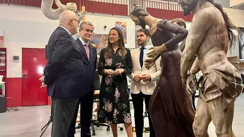 La consejera Carmen Conesa ante las im&aacute;genes procesionales del Nazareno de la Penitencia y el Ecce-Homo.&nbsp;(CARM)
