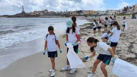 Alumnos de ELIS Murcia durante la actividad de sensibilizaci&oacute;n en Cabo de Palos. (ELIS Murcia)