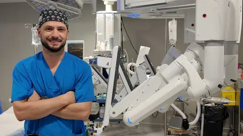 El doctor Emilio Pe&ntilde;a del&nbsp;hospital HLA La Vega con el equipo de cirug&iacute;a rob&oacute;tica. (HLA La Vega)