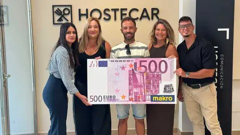 Entrega del premio a la mejor tapa de la I Ruta de la Tapa de Islas Menores, Mar de Cristal y Playa Honda al Chiringuito de Islas Menores. (Hostecar)