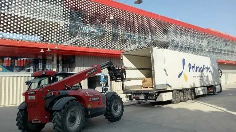 Traslado de c&eacute;sped por parte de Primafrio. (Primafrio)