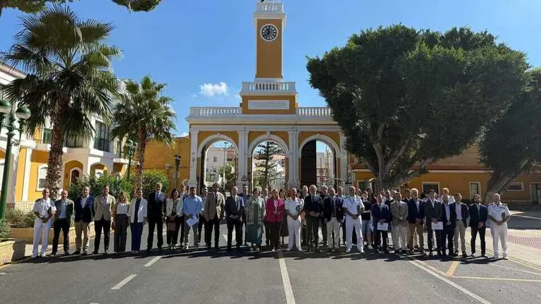 Autoridades y participantes en el programa de la aceleradora IA aplicada al sector naval posan durante la entrega de diplomas celebrada en el Arsenal de Cartagena. (CARM)