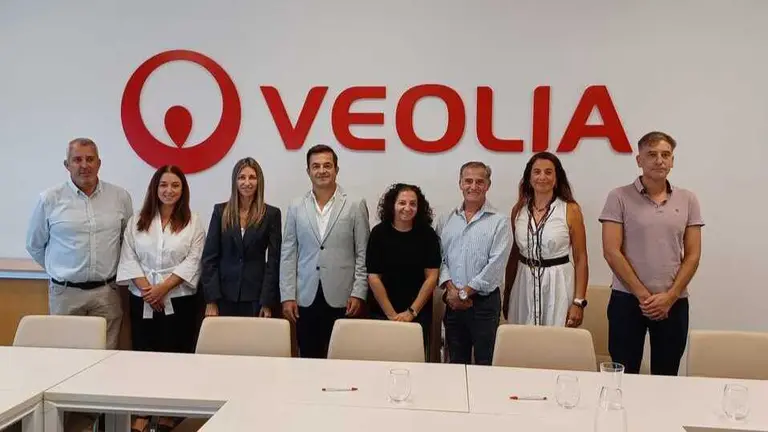 Foto de familia tras la firma del acuerdo. (Veolia)