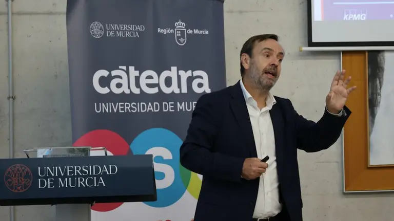 Ramón Pueyo, de KPMG España, en un momento de su intervención en la UMU.