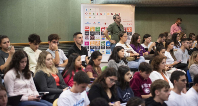 El salón de Economía y Empresa se llenó para la presentación