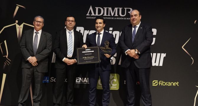 El ganador del Premio al directivo joven del año 2023, Hugo Lorente, director general El Corte Inglés Murcia.