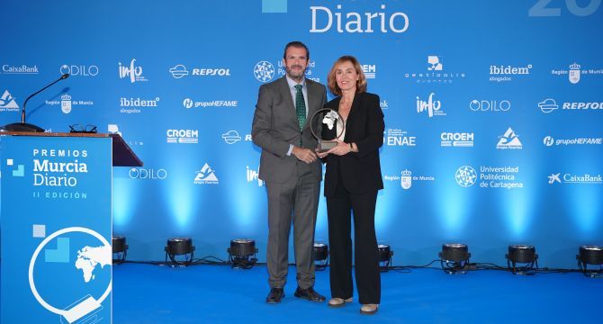 Elisa Tarazona, consejera delegada de Grupo Sanitario Ribera, con el reconocimiento.