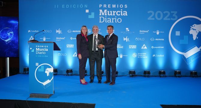El director general de Juver, José Hernández Perona y el director de RRHH, Javier Robador Jorda; recibiendo el premio.
