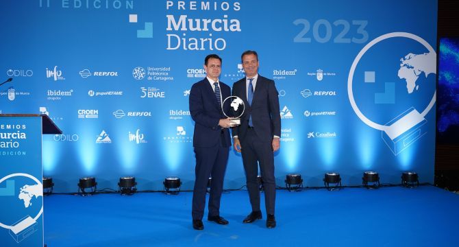 Antonio Mestre, director de la planta de Repsol en Cartagena, haciéndose con el reconocimiento.