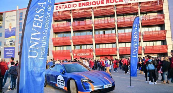 Para conmemorar el acto, ambas entidades exhibieron un Porsche Taycan especialmente rotulado para la ocasión en la explanada del estadio.