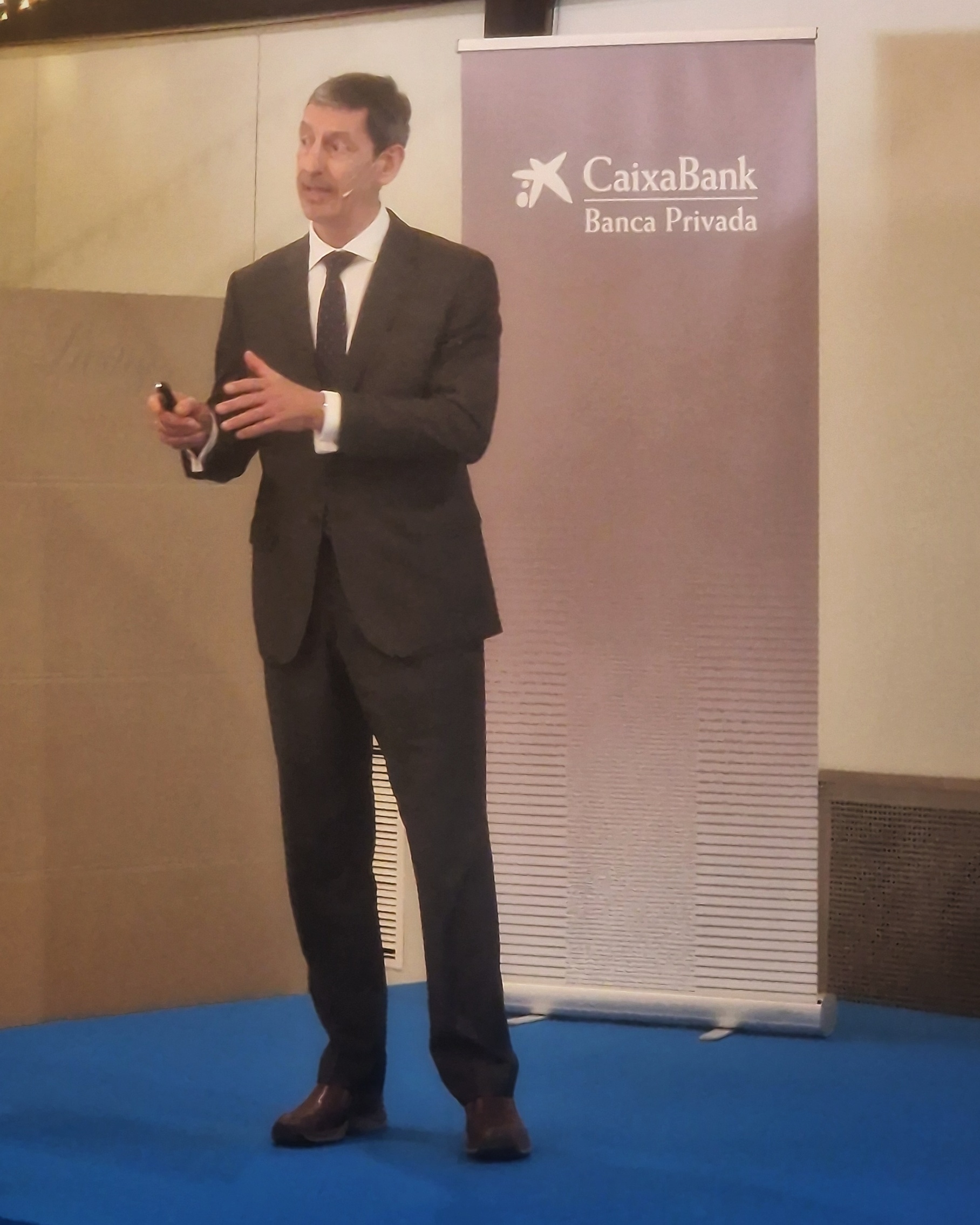 César Martínez durante su intervención en 'Perspectivas económicas y financieras para 2024' 