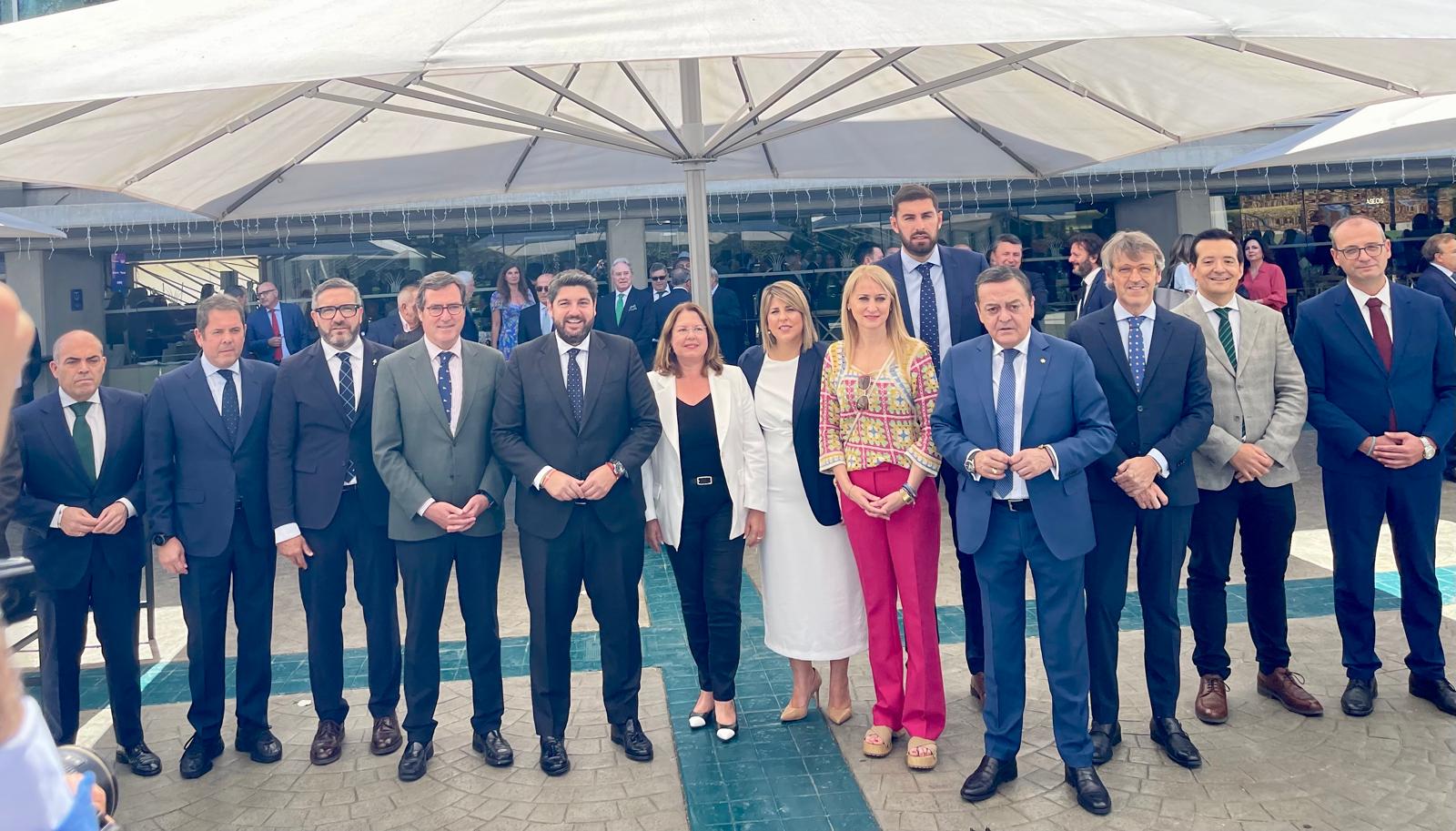 Foto de familia de la 46ª Asamblea General de CROEM con el presidente de la Comunidad y miembros del Gobierno regional.