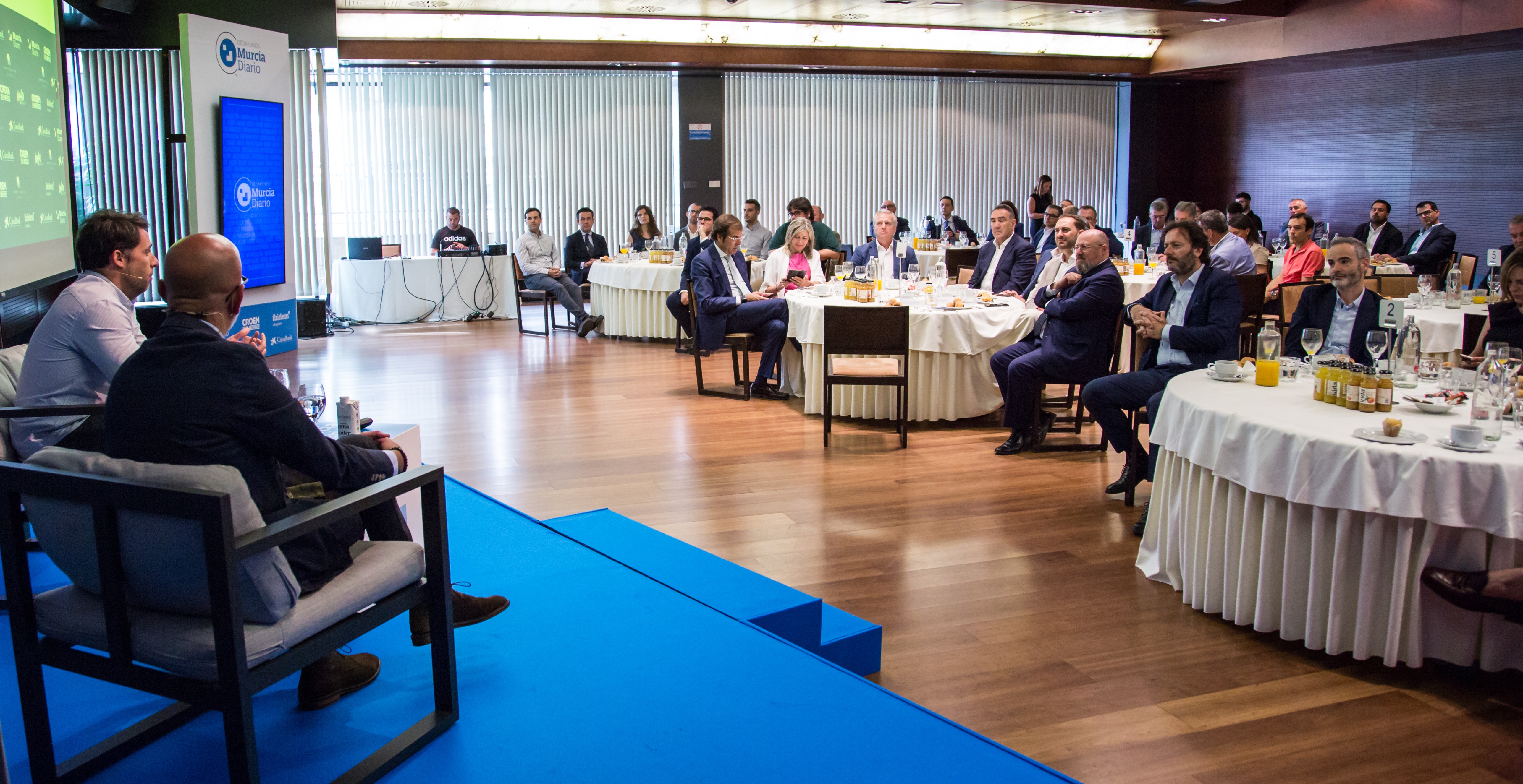Imagen panorámica durante el turno de preguntas del Desayuno Murcia Diario.