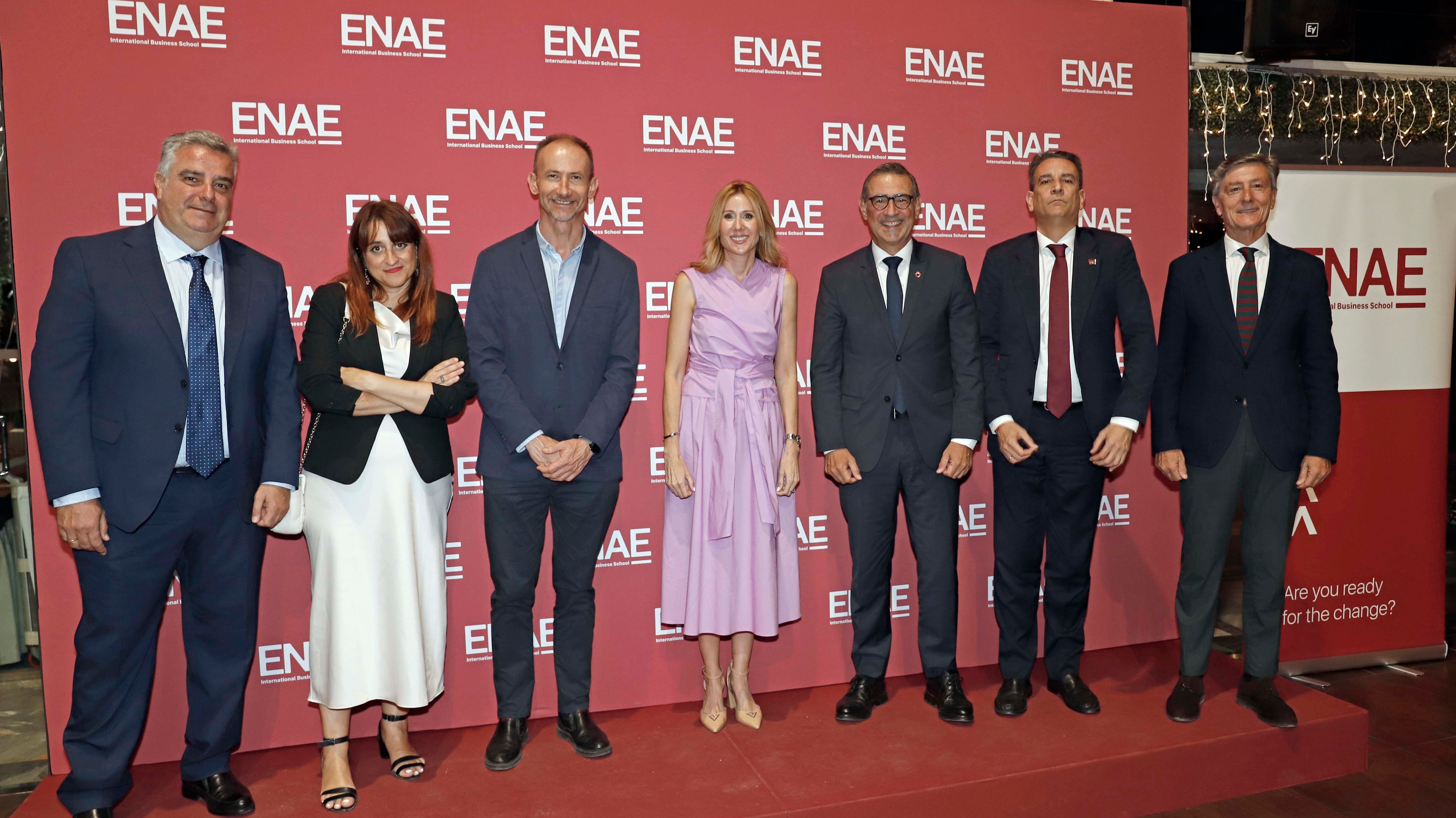 Autoridades posan en la XXXVI graduación de ENAE.