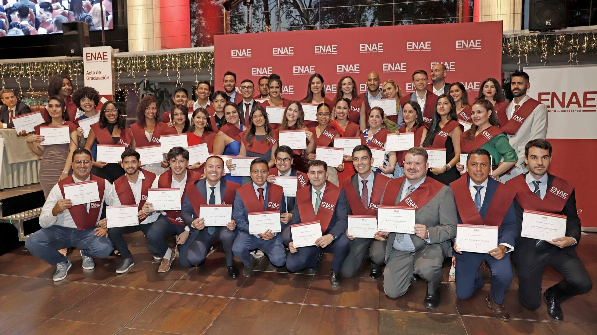 Alumnos de ENAE tras recibir sus diplomas.