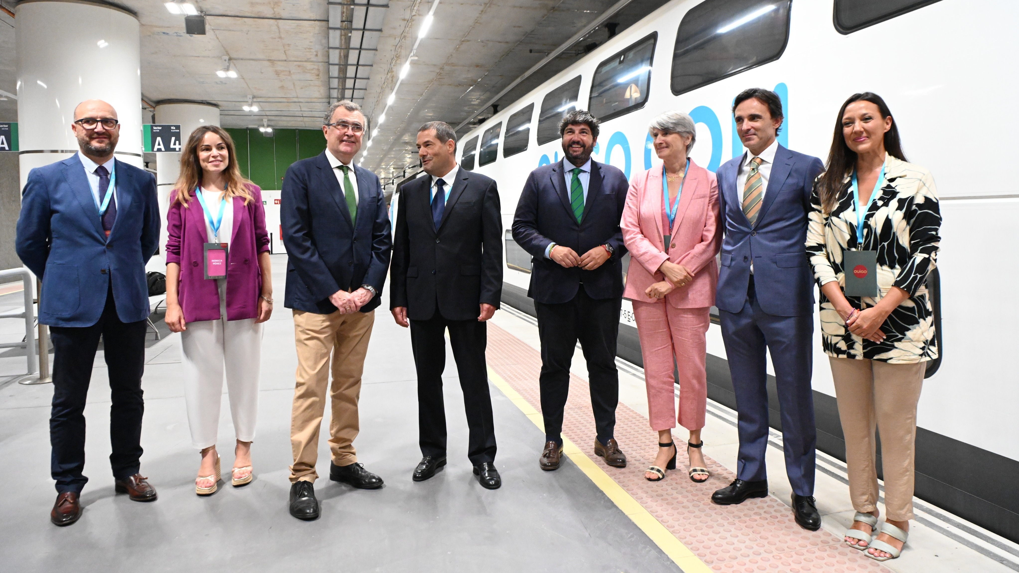 Directivos de la compañía y autoridades participaron en el viaje inaugural de la línea Murcia-Madrid.