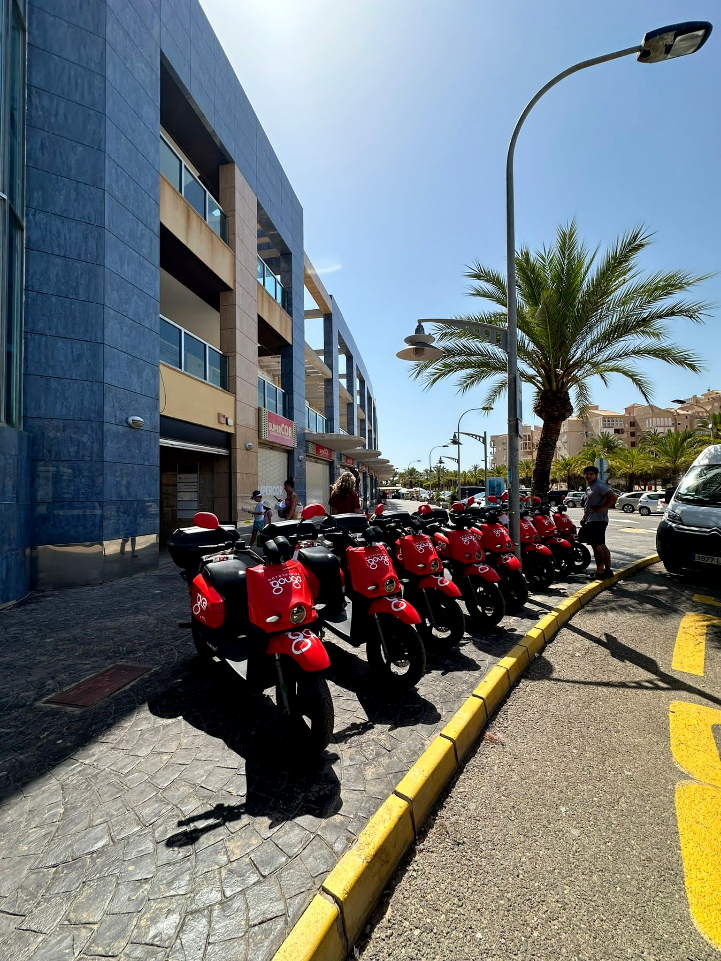 Gougo Motosharing transforma la movilidad en La Manga durante el verano.