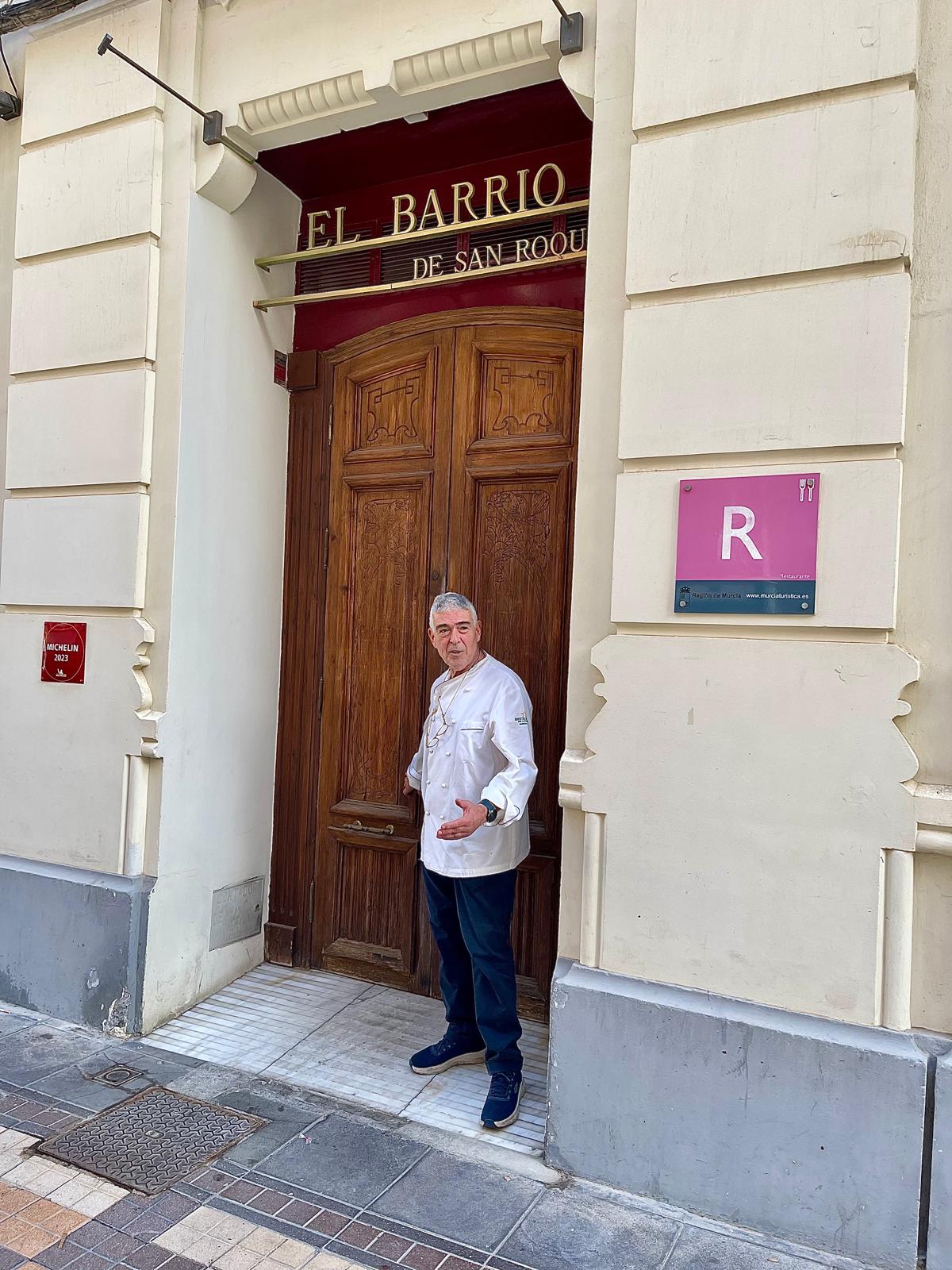 José Antonio Nieto cerrando las puertas del restaurante.