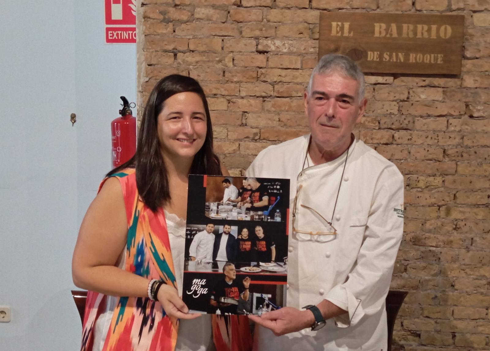 La propietaria del restaurante Magoga, María Gómez, haciendo entrega de un fotomontaje a José Antonio nieto.