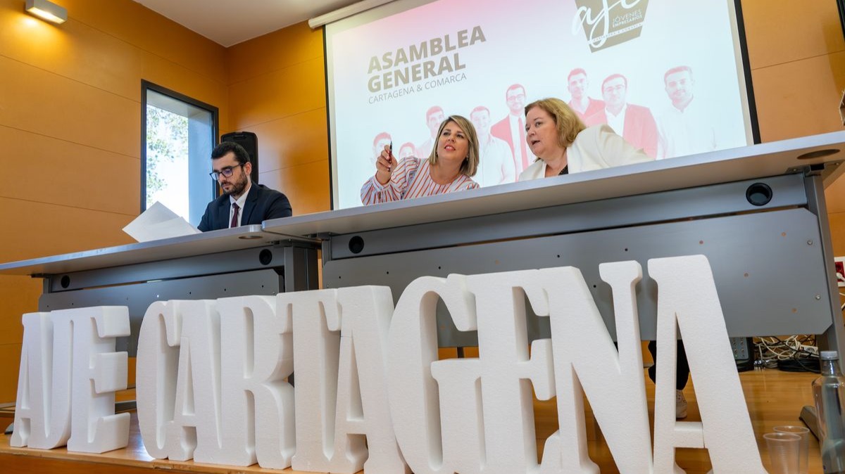 Pablo Nario, presidente de AJE Cartagena; Noelia Arroyo, alcaldesa de Cartagena; y Ana Correa, presidenta de COEC, durante la Asamblea General de la Asociación.