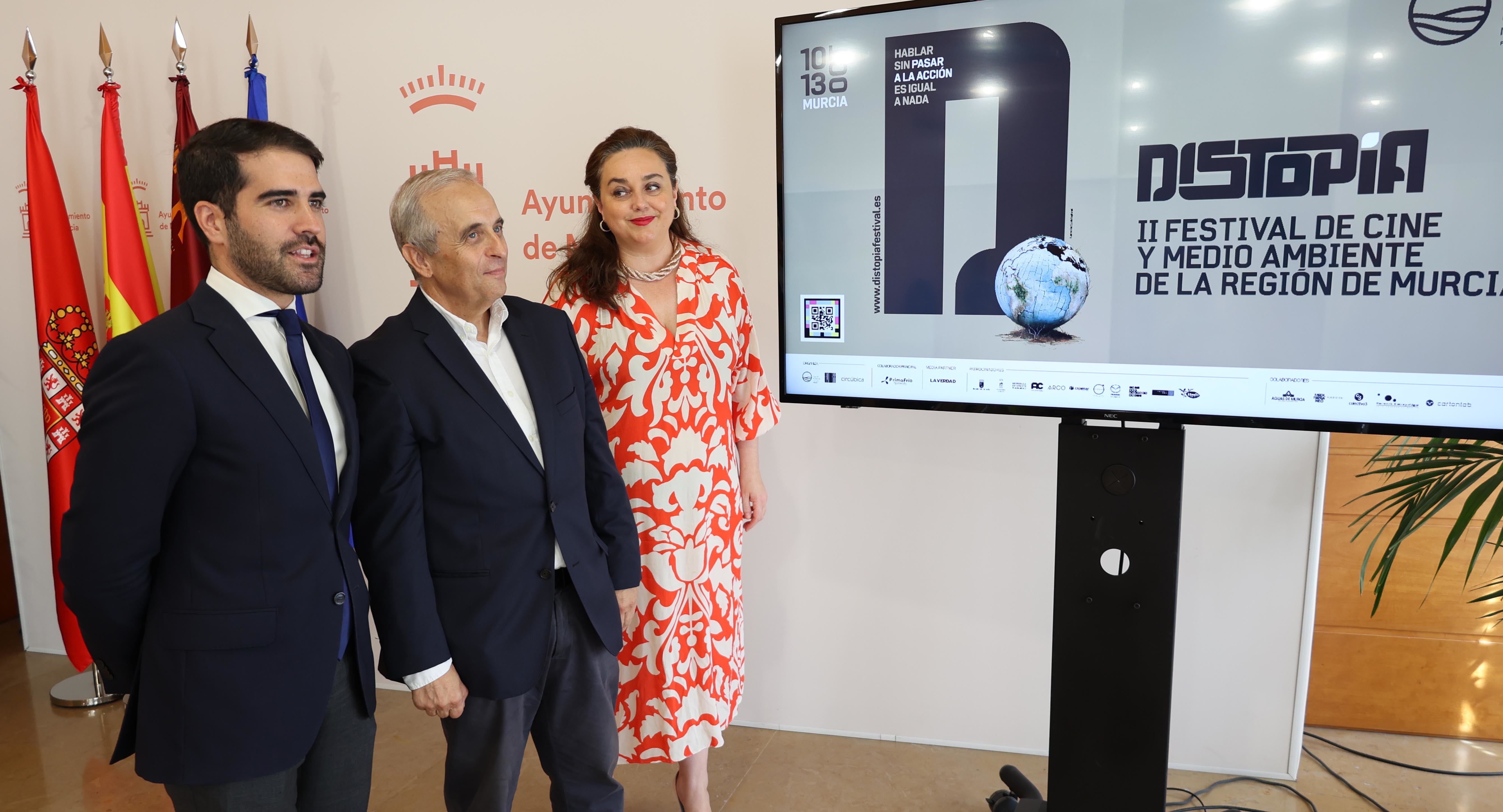 Diego Avilés, Raúl García y María Cruz Ferreira, en la presentacioìn de la II edicioìn del festival de cine y medioambiente 'Distopía'.