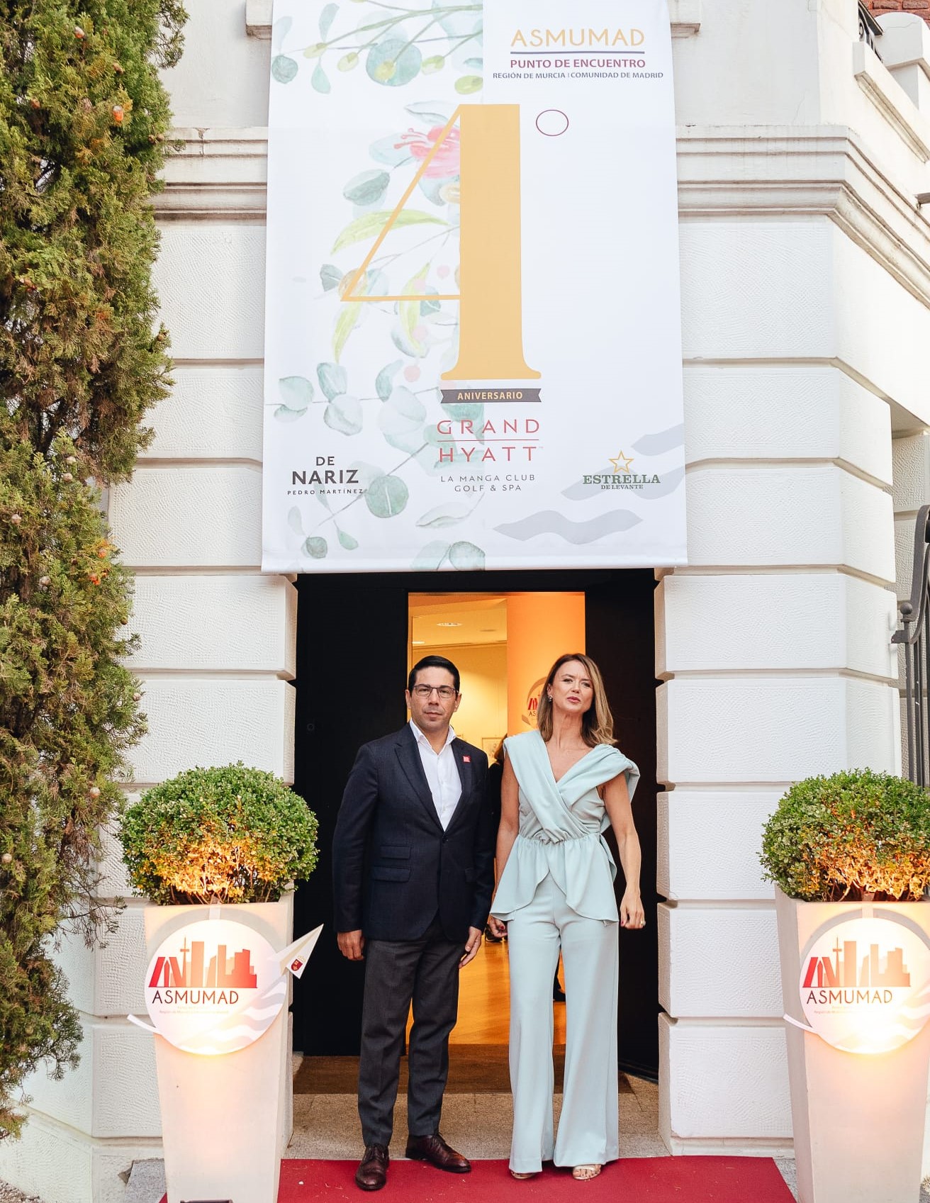 Ángel Holgado y Pilar Bermejo López-Matencio a la entrada de la Fundación Pons