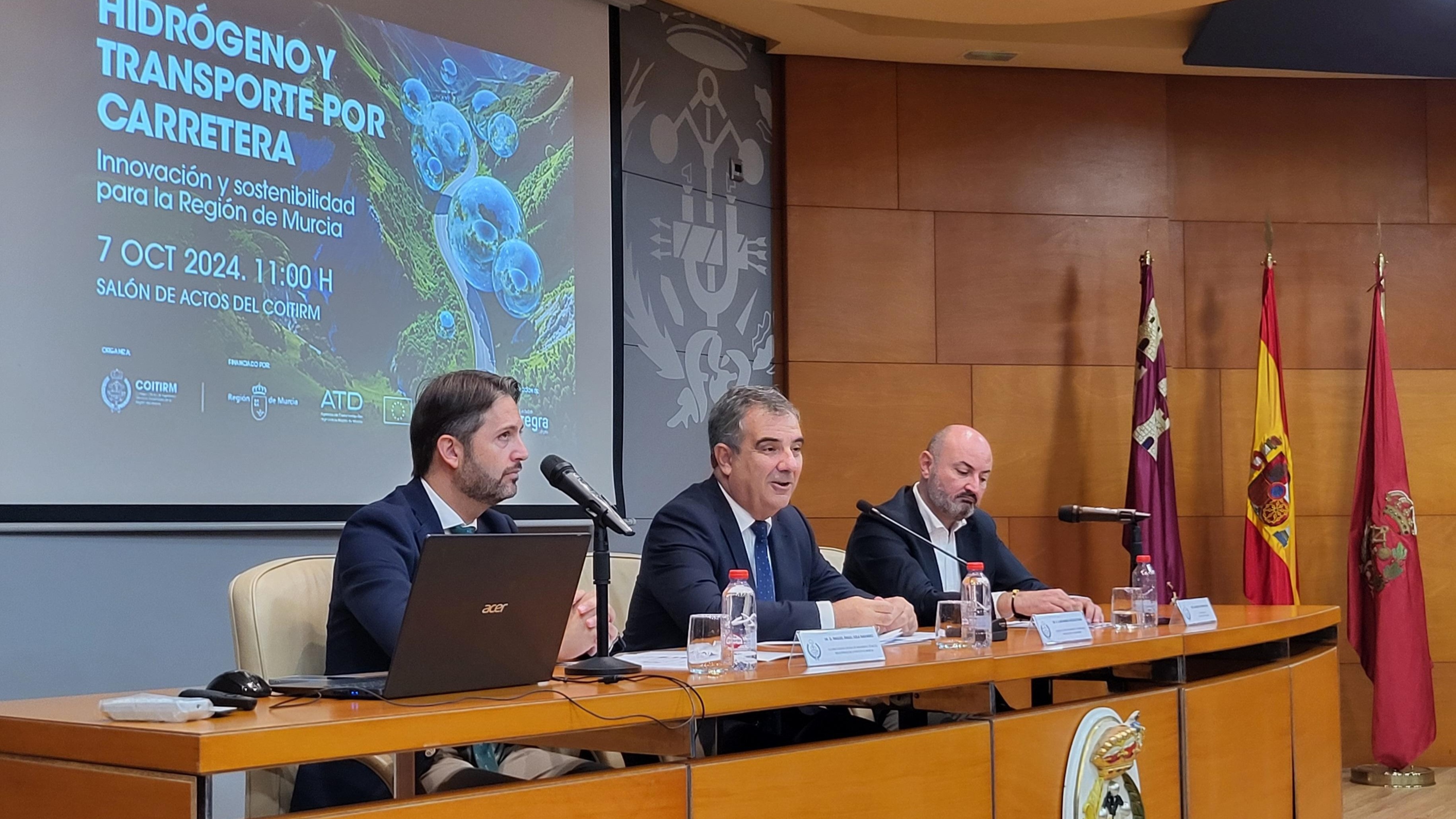 El consejero de Medio Ambiente, Juan María Vázquez, inaugura junto al decano del Colegio Oficial de Ingenieros Técnicos Industriales de la Región de Murcia (COITIRM), Miguel Ángel Sola, la jornada ‘Hidrógeno y transporte por carretera, innovación y sostenibilidad para la Región de Murcia’.