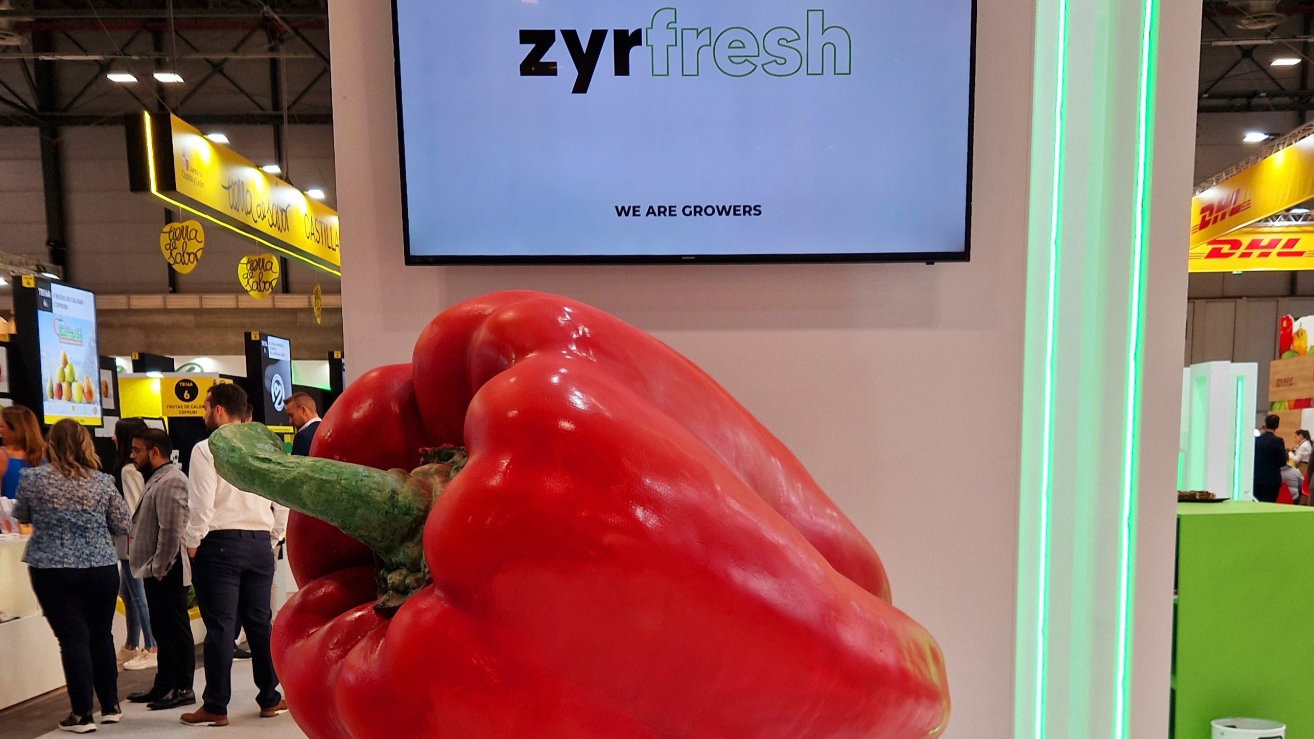 Figura de un pimiento de grandes dimensiones en la entrada del stand de Zyrfresh en Fruit Attraction.