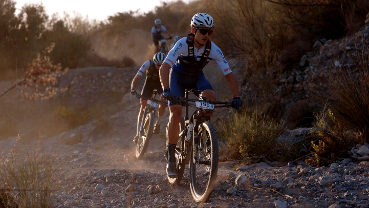 El murciano Paco García recorre 60 km con la clavícula rota y se convierte en ‘Finisher’ de la Škoda Titan Desert Almería