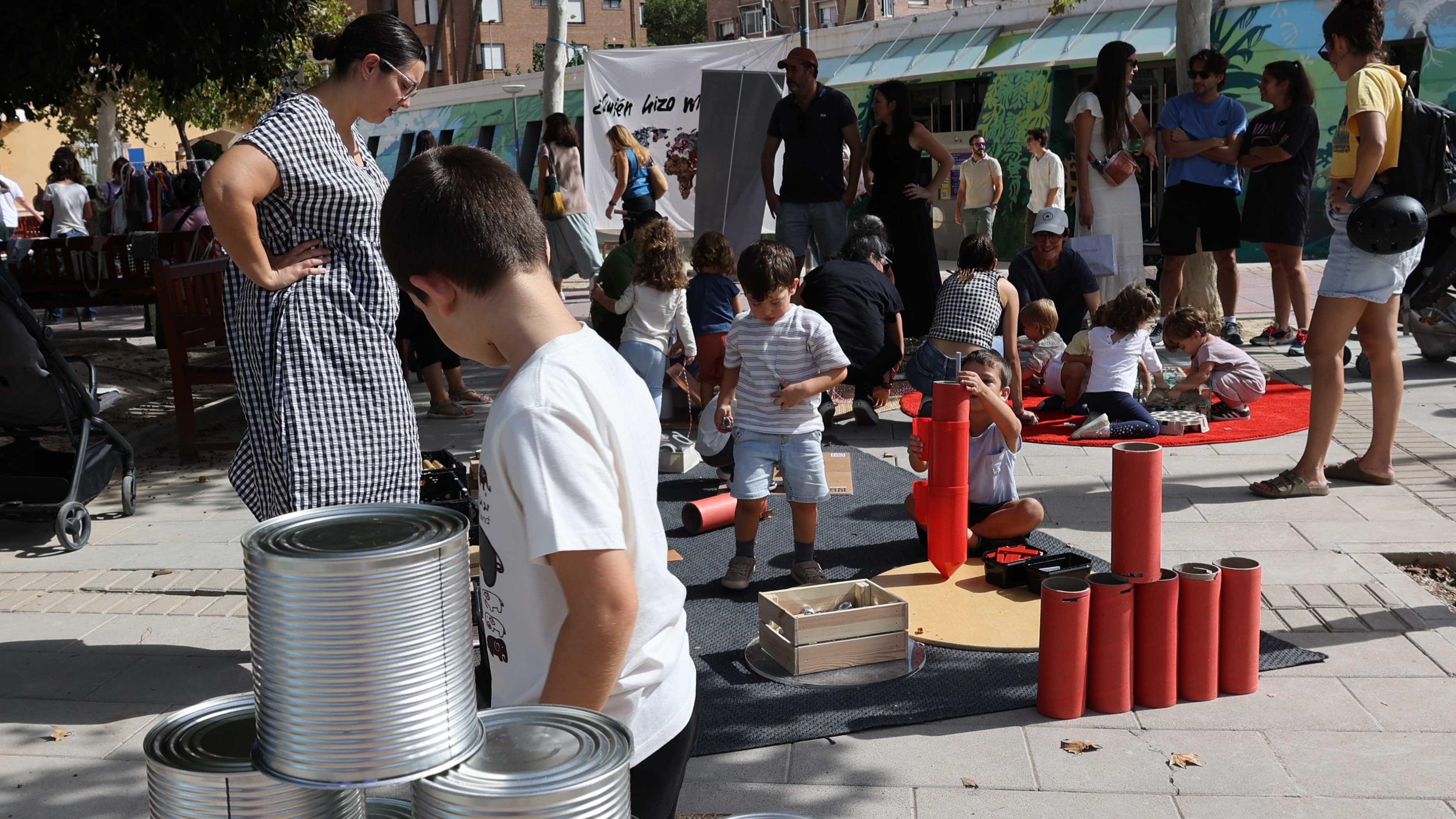 El taller de latas recicladas de Auxiliar Conservera puso el punto y final a la segunda edición de Distopía.