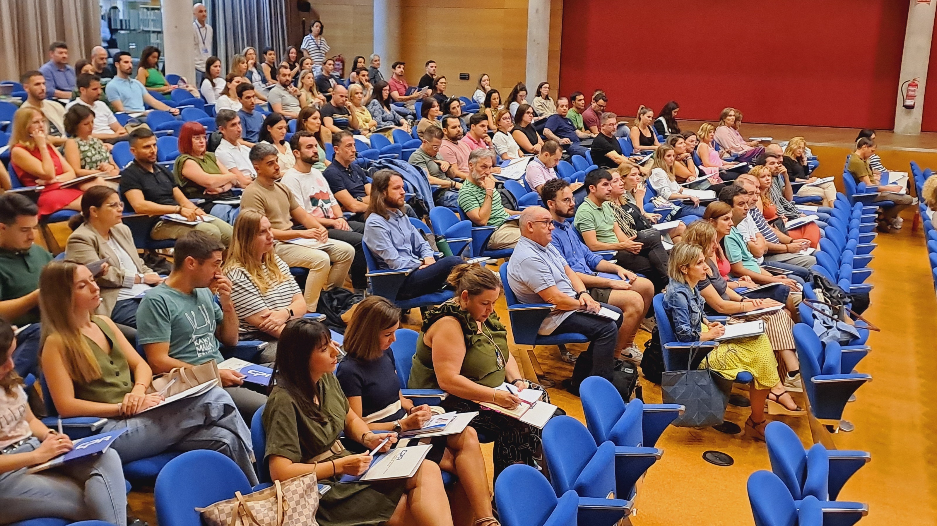 Imagen de los asistentes a la inauguración de la formación sobre el desarrollo de la función directiva en la enseñanza primaria y secundaria.