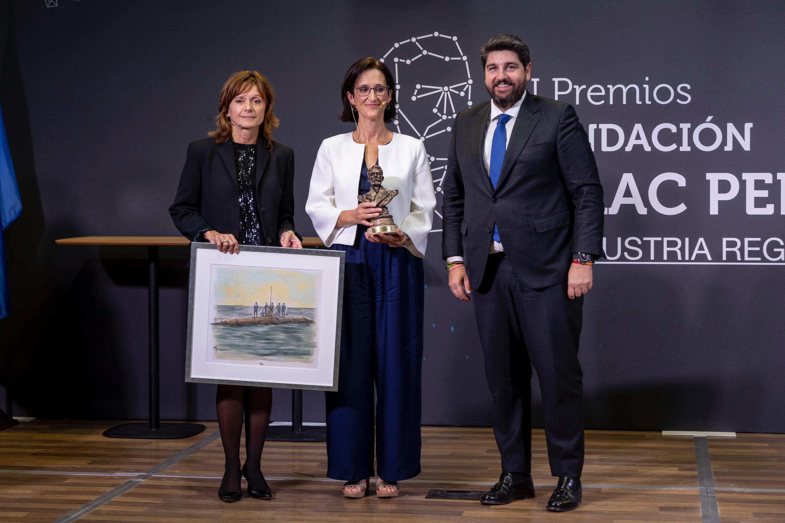 Entrega del Premio al Proyecto Innovador del Año a Inmaculada Serrano, directora general de Emuasa, por parte de la vicepresidenta de MTorres, Yolanda Torres, y el presidente de la Región de Murcia, Fernando López Miras.