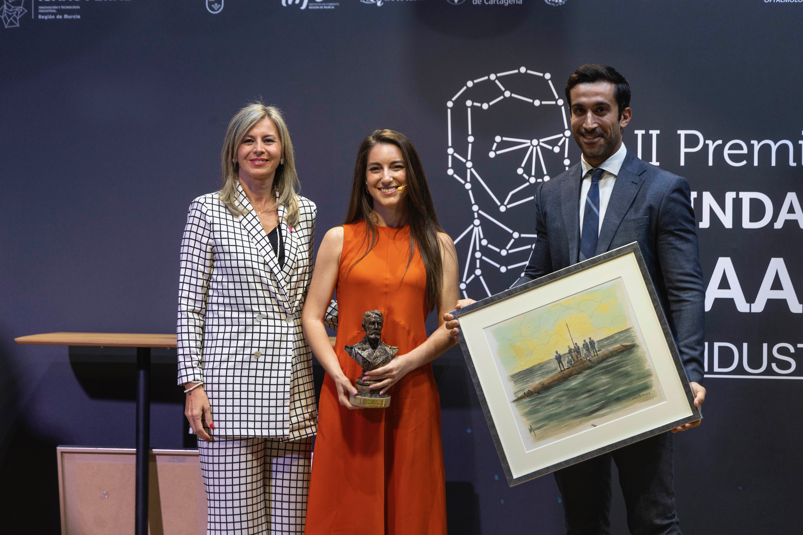 Entrega del premio Empresa del Año a Teresa Moreno, directora de Marca de PcComponentes, de manos de Olga García, directora territorial de CaixaBank y Pietro Cassitta, Senior Marketing Manager de Volotea.