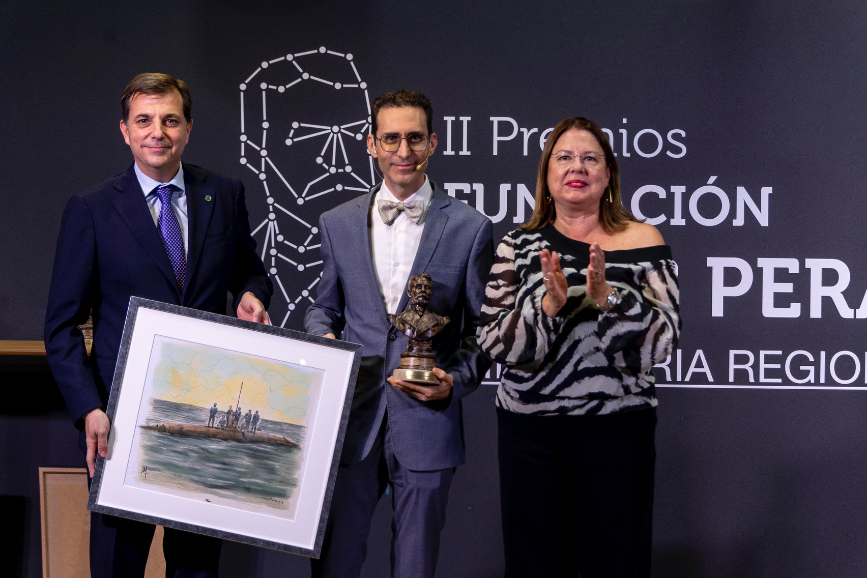 Entrega del Premio a la Investigación a Pablo Pelegrín, cofundador de Viva in Vitro, por parte de María Visitación Martínez, presidenta de la Asamblea Regional de Murcia, y Juan Antonio López, tesorero de la Fundación Isaac Peral.