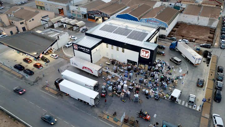 Instalaciones de LA HITA, con miles de productos dispuestos para su envío a Valencia