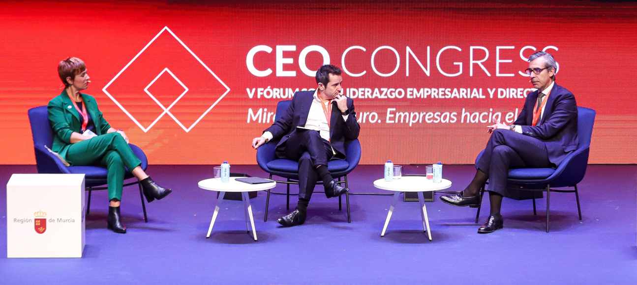Nieves Cifuentes, responsable corporativa de Medio Ambiente de Naturgy, y Eugenio Solla, director de Sostenibilidad de CaixaBank, dialogan con el periodista Sergio Martín en el CEO Congress. (CEO Congress)