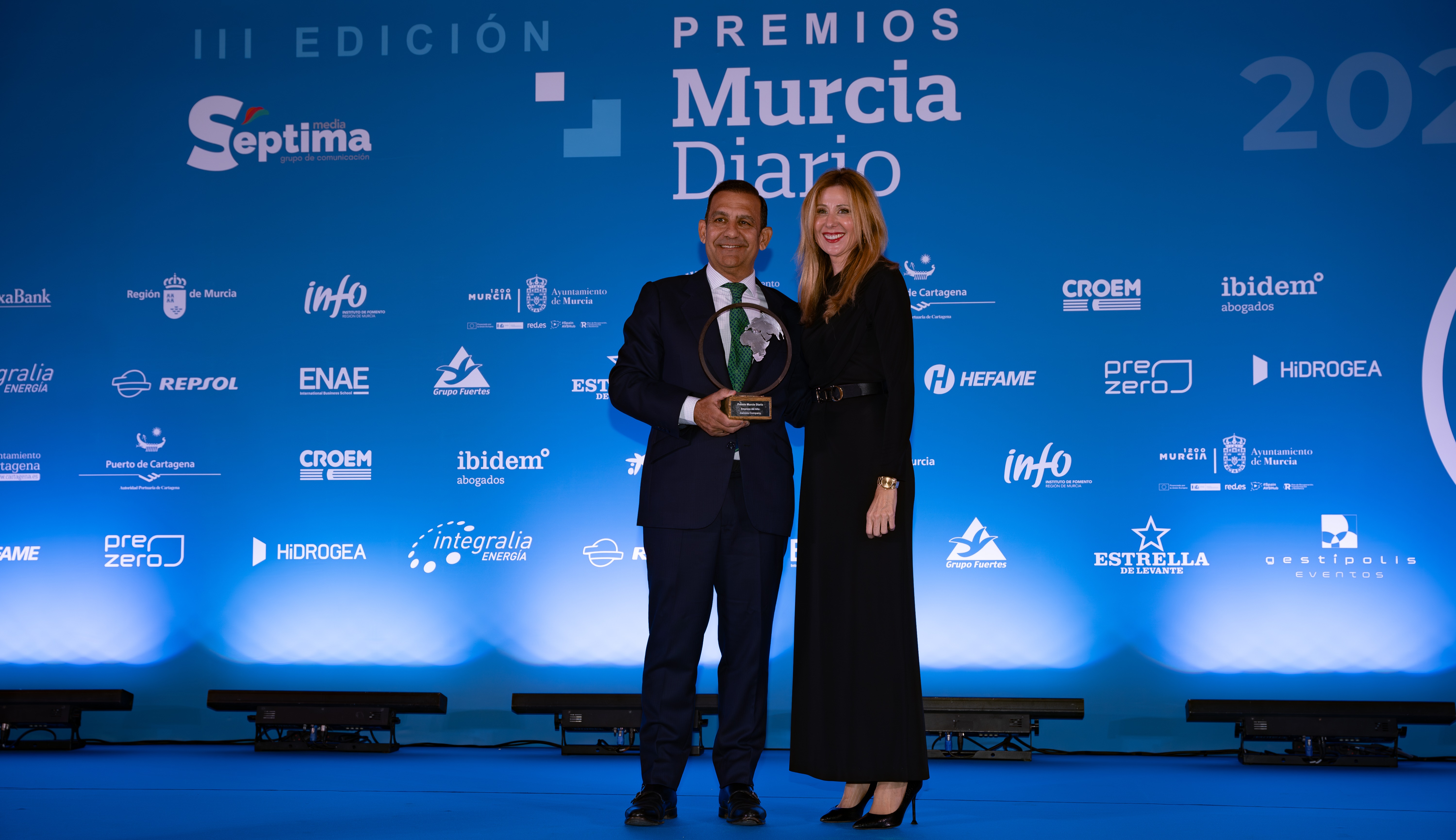 Javier Pijoan, CEO de Zamora Company, recoge el Premio MD Empresa del Año de manos de la consejera de Empresa, Marisa López.