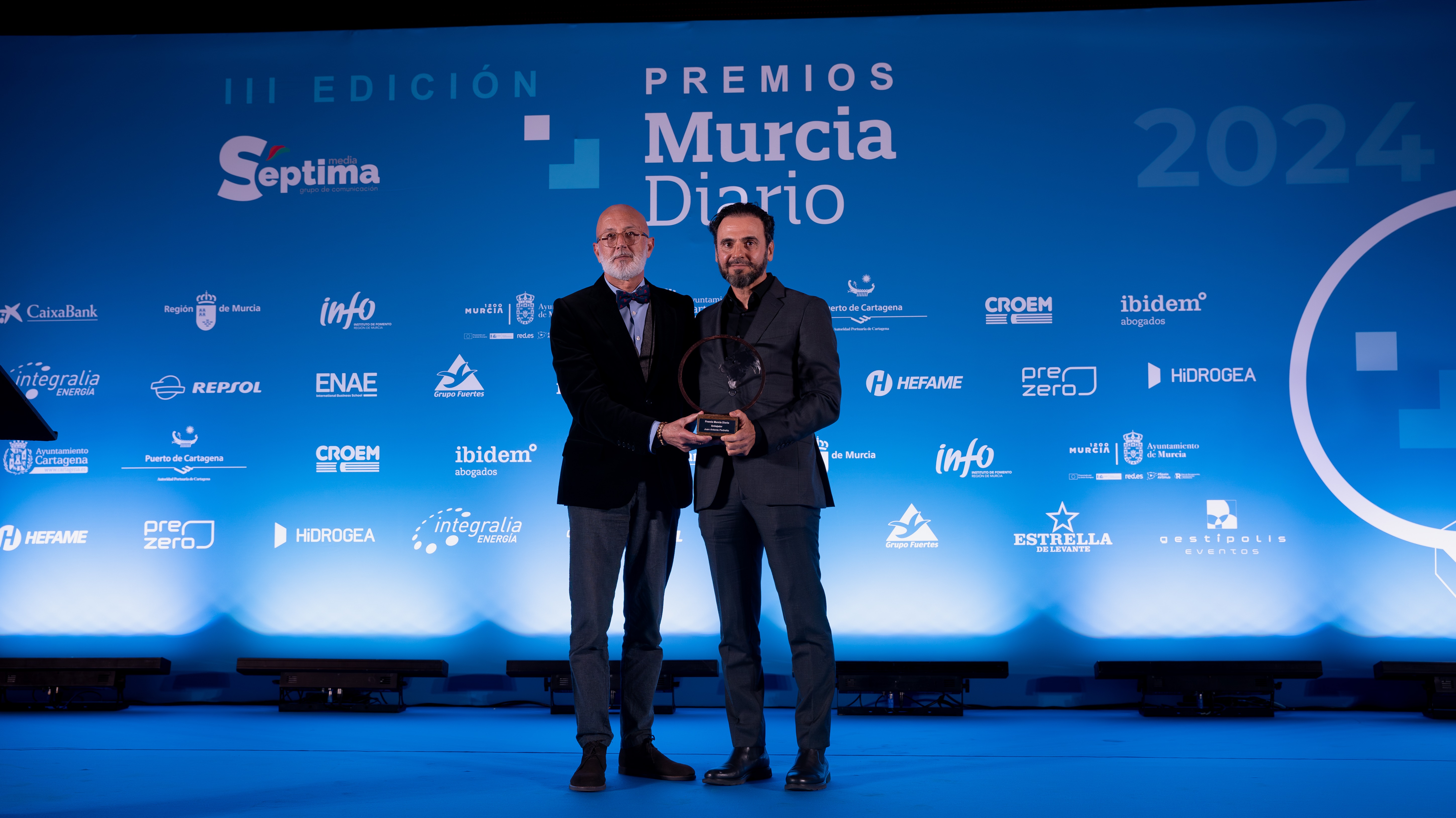 El consejero delegado de Vidal Golosinas, Francisco Hernández Vidal, recoge el Premio MD Empresario del Año en nombre de Francisco José Hernández Arnaldos (presidente y CEO de Vidal Golosinas), de manos del director de Murcia Diario, Manuel Ponce.