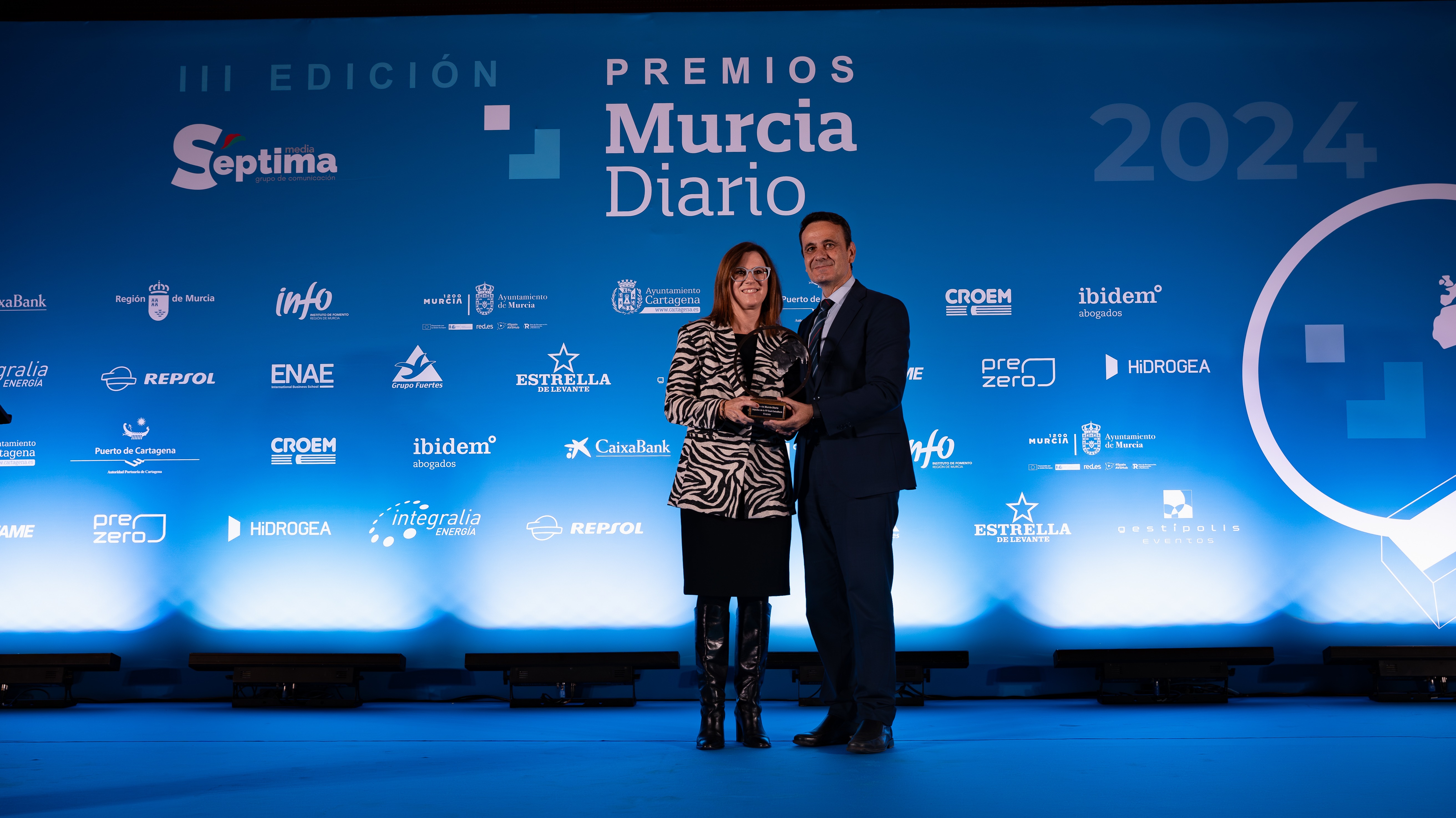 El director Región de Murcia de CaixaBank, Juan Jesús Lozano, entrega el galardón a la directora de RSC y RRHH de Eversia, Encarnación León.