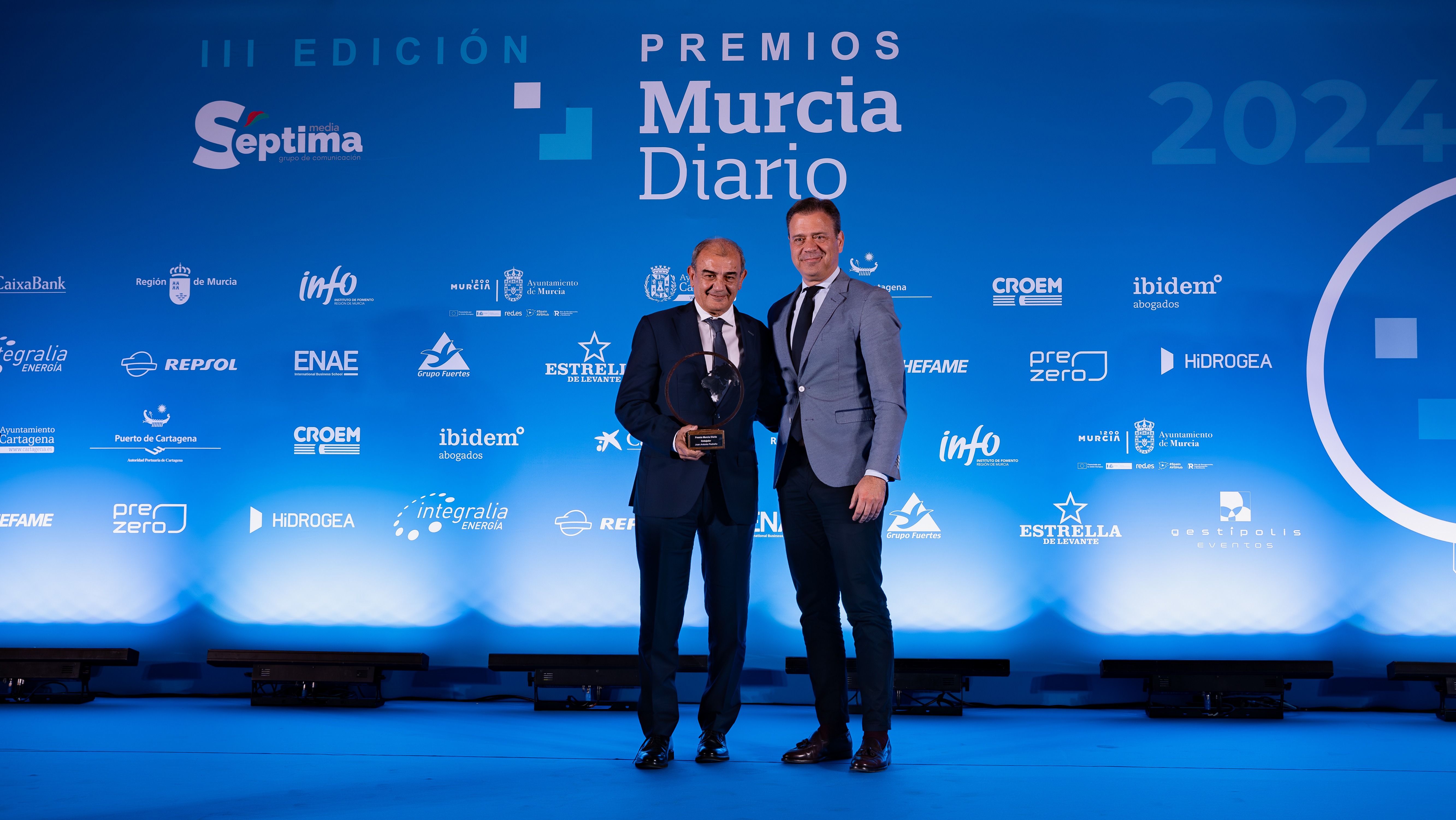 Juan Antonio Pedreño junto al consejero de Presidencia, Marcos Ortuño, tras recibir el Premio MD Embajador.