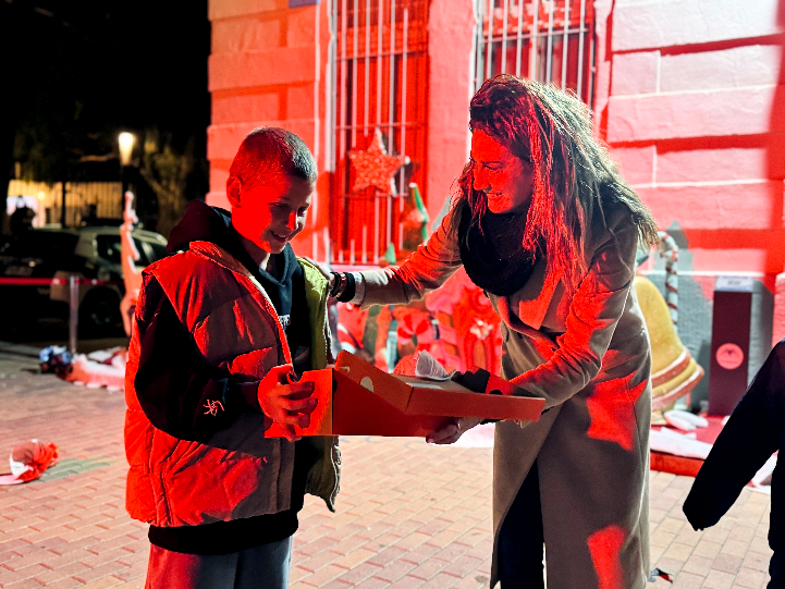 la alcaldesa de Archena entrega su regalo a uno de los archeneros beneficiario de la iniciativa