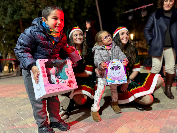 niños archeneros recogen su regalo de la Estrella de los Deseos