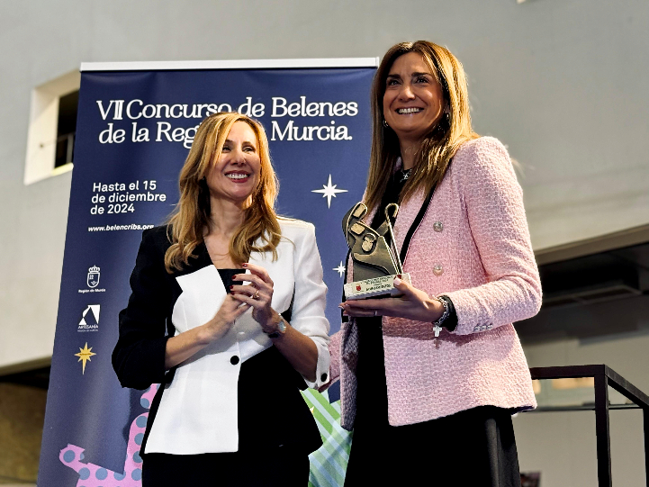 Patricia Fdez recoge el I premio belén región de manos de la consejera de Empleo I Foto Ayuntamiento de Archena