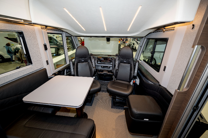 Interior de autocaravana expuesta en Caravaning Alicante. Foto I Caravaning Alicante