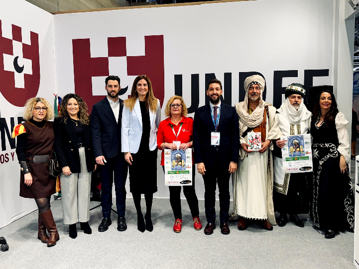 La alcaldesa de Archena junto a la presidenta de la UNDEF y festeros de Moros y Cristianos del municipio. Foto I Ayto Archena