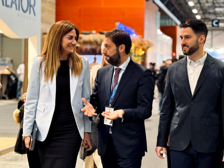 La alcaldesa de archena junto al dtor del ITREM en Fitur. Foto I Ayto Archena