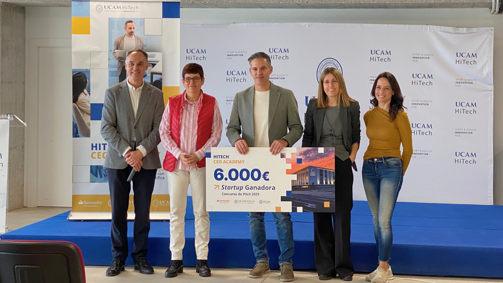 Julián Aguilera Campillos, CEO de INTECC, recibe el premio. (UCAM)
