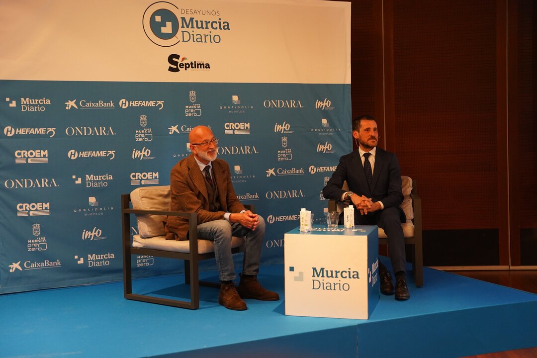 El director de Murcia Diario, Manuel Ponce, y el director del Aeropuerto Internacional de la Región de Murcia, Carlos San Martín, durante el turno de preguntas. (Raúl Alcántara)